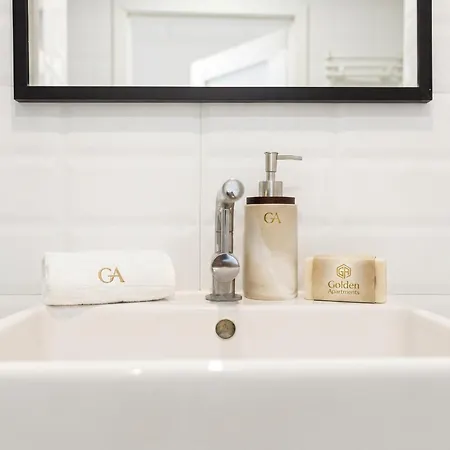 Golden - Ovo Market Square *